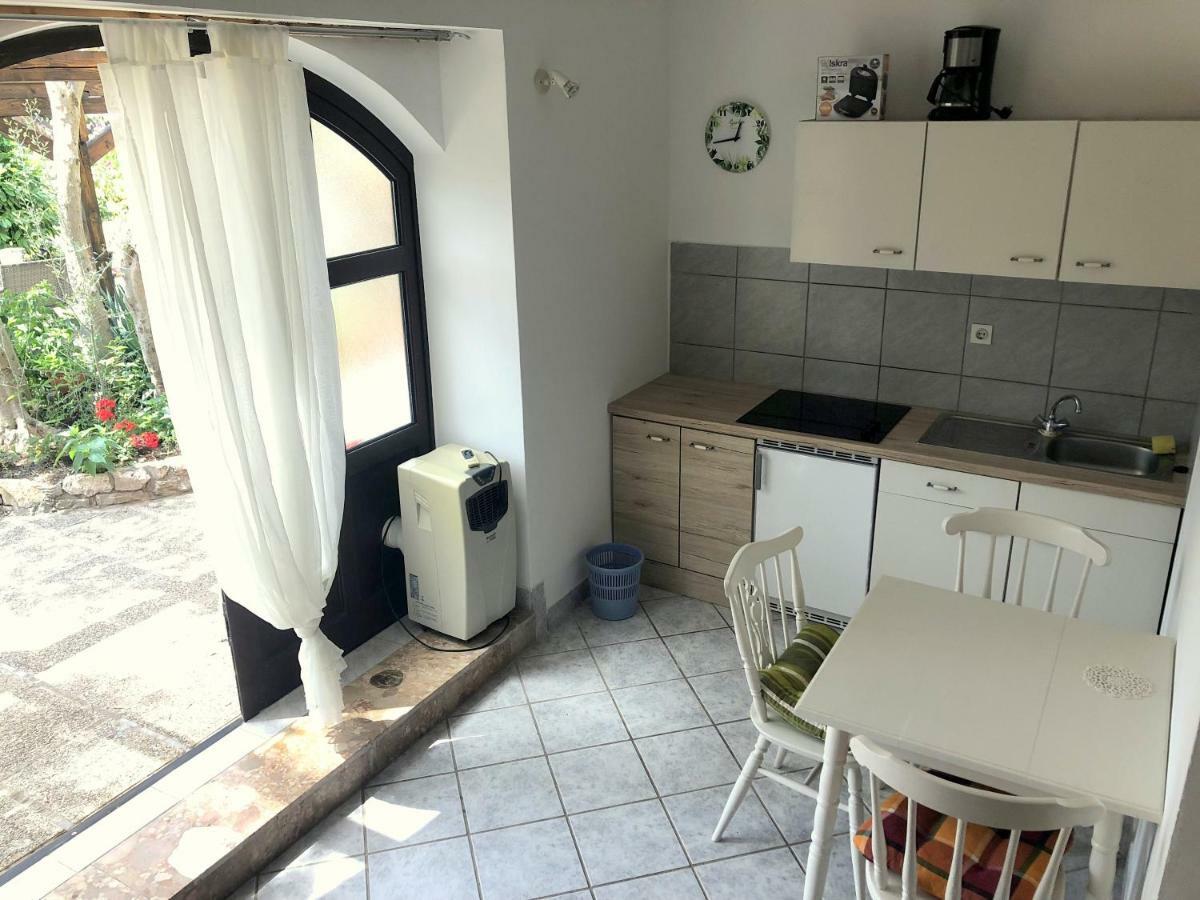Guesthouse Vila Ruzmarin Ždrelac Exteriör bild