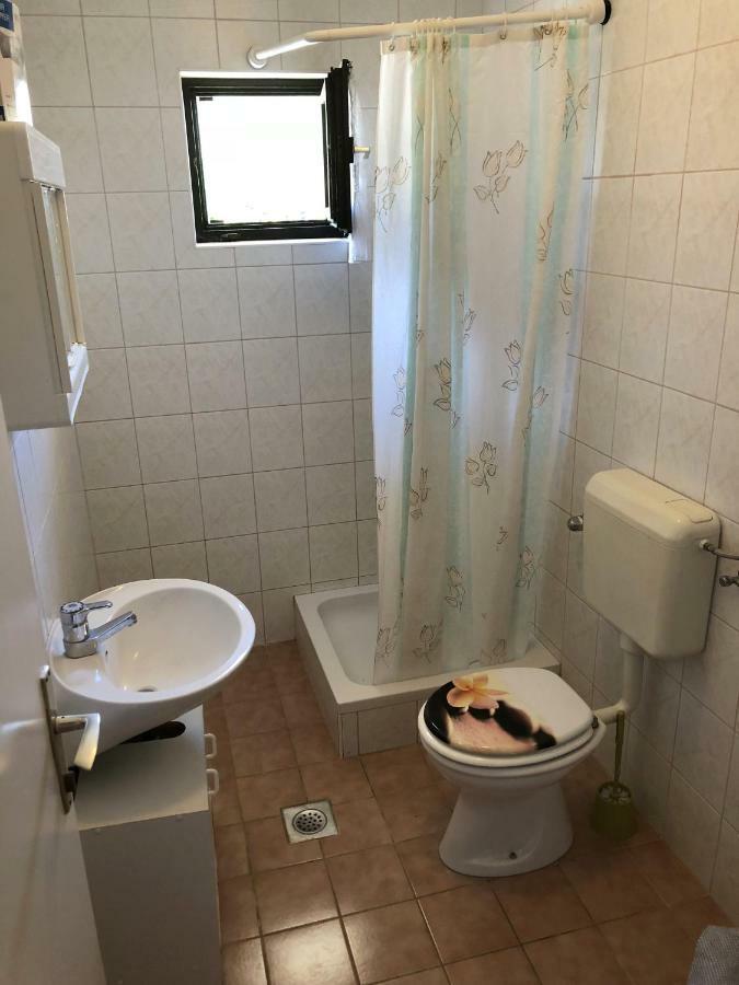 Guesthouse Vila Ruzmarin Ždrelac Exteriör bild