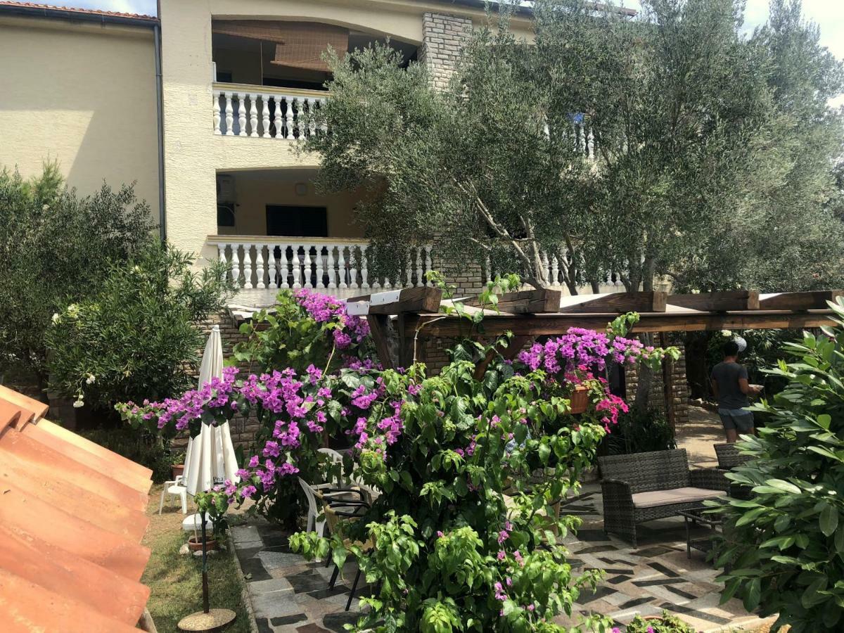 Guesthouse Vila Ruzmarin Ždrelac Exteriör bild